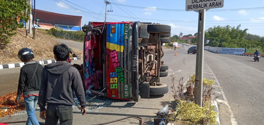 Truk fuso tergeletak di jalur sisi kanan arah Kuaro. Tidak ada korban jiwa dalam kecelakaan lalu lintas ini. (Dwi Cahyo/KoranKaltim.Com)
