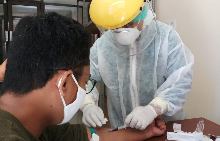Salah satu warga Bontang, saar melakukan rapud test di PSC Bontang