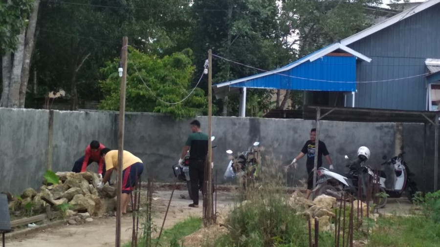 Suasana kerja bakti PMII Kutim.