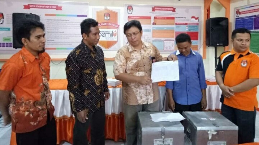 Ketua kpu paser eka yusda indrawan di dampingi anggota komisioner kpu paser bersama komisioner panwaslu paser