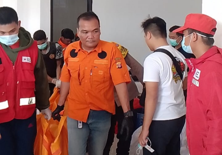 Relawan Inafis Polresta Samarinda bersama PMI saat mengevakusi jasad wanita lansia, yang ditemukan di kamar mandi lantai 4 di salah satu guest house Jalan Belatuk, Rabu (18/12/2024) hari ini. (Foto:Nancy/korankaltim.com)