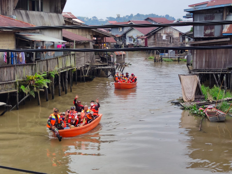 Salah satu kegiatan susur sungai yang dilakukan Pemkot Samarinda dalam memetakan penanganan berkelanjutan. (Foto: Vico/Korankaltim.com)