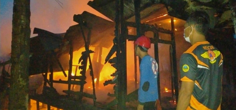 Upaya pendinginan dilakukan oleh Satgas BPBD Kukar. (Foto: BPBD Kukar/ Istimewa)