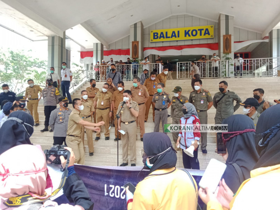 Wali Kota Samarinda, Andi Harun saat menyambut sejumlah masa aksi di Kantor Balaikota (Claudius Vico/Korankaltim.com)