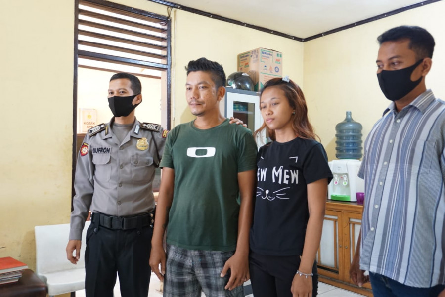 Pasutri sirih yang diamankan Jajaran Reskrim Polsek Samarinda Ulu, usai bawa kabur motor milik tetangganya. (Foto:Nancy/korankaltim.com)