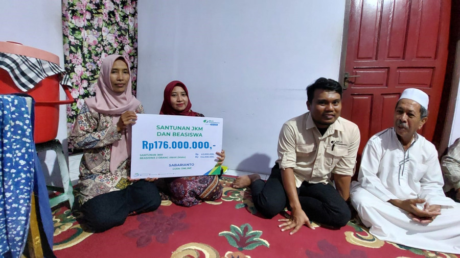Ahli waris secara simbolis menerima santunan dari BPJS Ketenagakerjaan. (foto: Hms BPJS Ketenagakerjaan)
