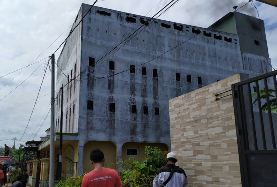 Diduga Karena Korsleting dari sound walet, sarang burung walet di Jalan Rapak Indah nyaris terbakar Selasa (18/6) sekitar pukul 10.30 wita tadi. (Foto: Nancy/korankaltim.com)