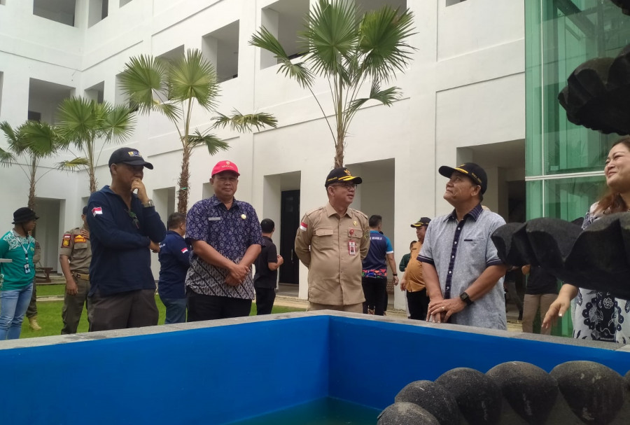 Wakil Bupati Mahulu, Yohanes Avun bersama Sekda Mahulu Stephanus Madang dan Asisten 1 Agustinus Teguh Santoso, Ketua DPRD Mahulu Novita Bulan dan Kadis PUPR Mahulu Didik Subagya saat lakukan tinjauan di gedung perkantoran permanen. (Foto: Julika Hengin/Ko