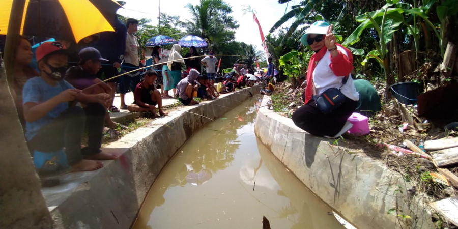 Potret warga yang memecah kebosanan ditengah Pandemi Covid-19 dengan memancing (Foto: Permata/korankaltim.com)