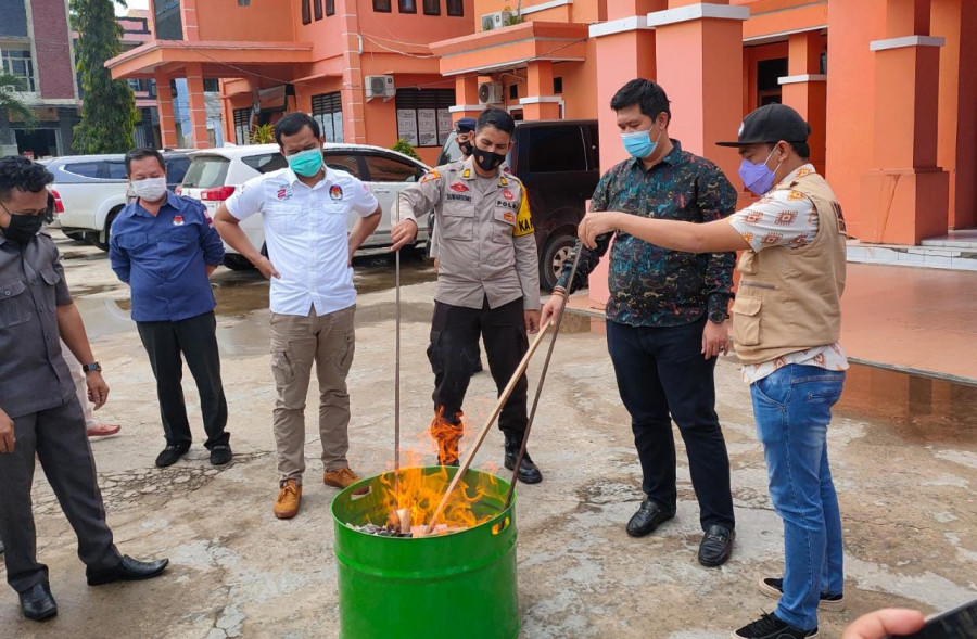Pemusnahan surat suara di halaman kantor KPU Kukar. (Foto: Reza Fahlevi/korankaltim.com)