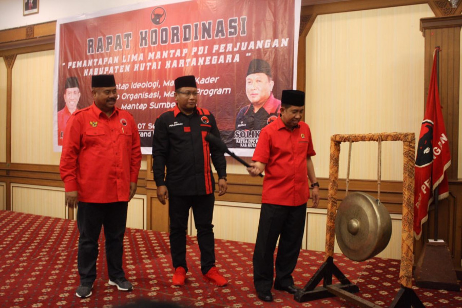 Edi Damansyah dan Ketua DPC PDIP Solikin mendampingi Ketua DPD PDIP Safaruddin memukul gong tanda dibukanya Rakor di Grand Elty Hotel, Sabtu (7/9/2019). (Foto: Reza/korankaltimcom)