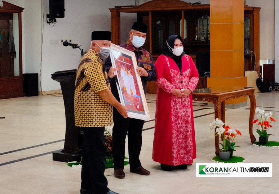 Edi Dmaansyah memberikan kenang-kenangan kepada Chairil Anwar (foto: Reza Fahlevi/Korankaltim.com)