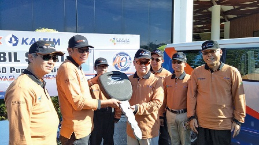 BANTUAN MOBIL: Dirut PKT Bagir Pasaman menyerahkan satu unit mobil imun/mobil sehat kepada Pusekesmas Bontang Utara 2. Tampak Wakil Walikota Basri Rase menerima penyerahan mobil imun (Jumat,8/12) di depan Kantor Utama Pupuk Kaltim.