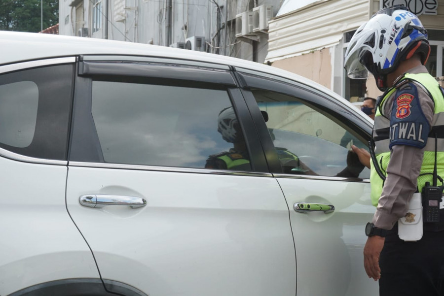 Salah satu anggota Satlantas Polresta saat melakukan pemeriksaan kendaraan.(Foto:Nancy/korankaltin.com)