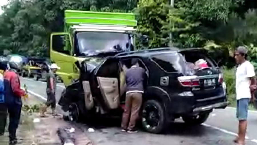 kecelakaan kalau lintas di jalan Poros Samarinda-Balikpapan. Senin (15/7) siang ini ( Foto: IST )
