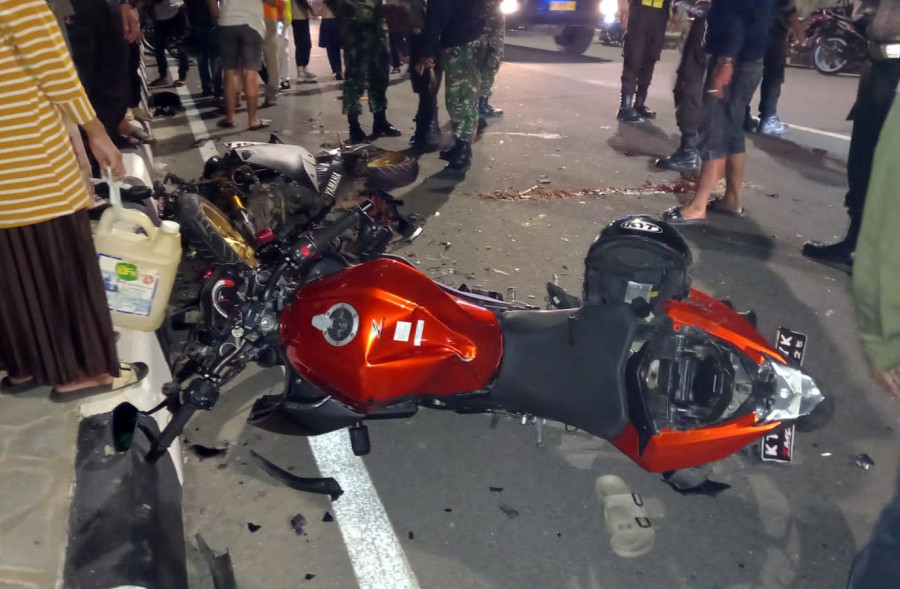 Situasi Lakalantas yang melibatkan dua sepeda motor di kawasan Jalan Minyak Baru Komplek Pertamina Balikpapan. (Foto: Relawan Beruang Madu for Koran Kaltim)