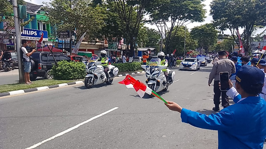 Ribuan pelajar terdiri dari SD, SMP, dan SMA di Balikpapan memadati bahu Jl Marsma R. Iswahyudi, menyambut kedatangan Bendera IKN, Sabtu (10/8). (La Eko-Korankaltim)