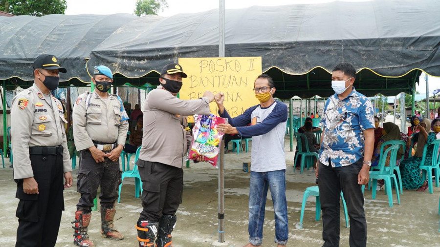 Kapolres Kukar, AKBP Andrias Susanto saat menyerahkan beras kepada korban kebakaran di Desa Sedulang. (Foto: IST)