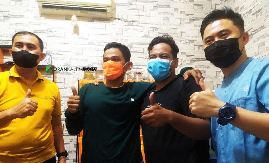 Keakraban yang terjadi antara keduanya setelah berdamai Senin (17/5/2021) hari ini, berdama Kapolsek Samarinda Ulu AKP Arifin Zainal (kiri) dan Kanit Reskrim Iptu Fahrudi (kanan). (Foto: Nancy/korankaltim.com)
