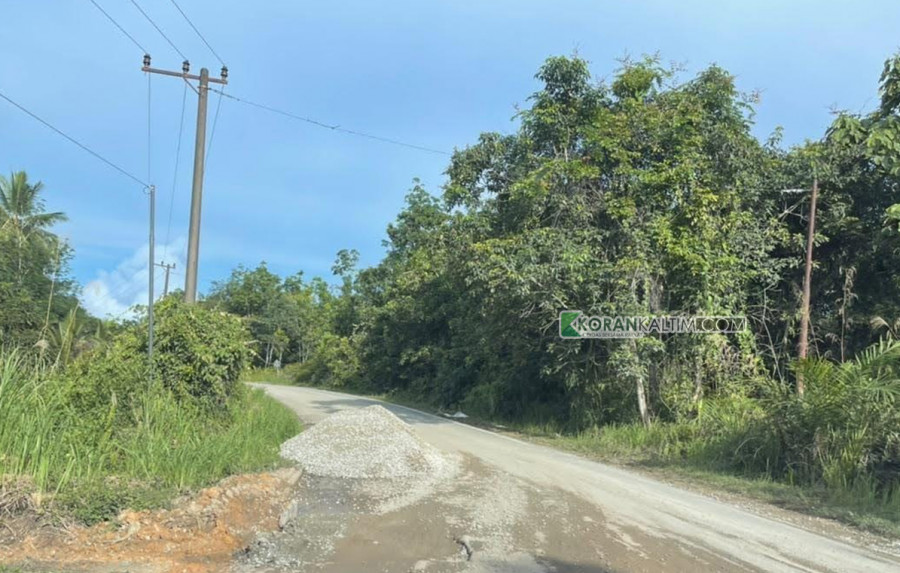 Ilustrasi perbaikan jalan poros Kukar-Kubar. (Foto: Dok.Korankaltim.com)