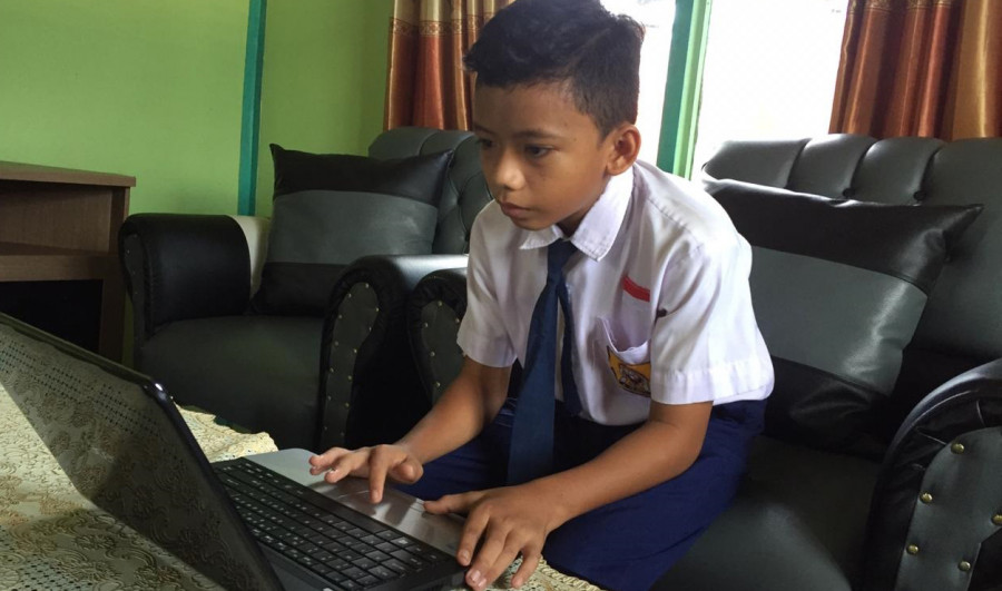 Siswa SMP Negeri 22 PPU, Ariel Alamsyah, tengah menjalani ujian semester secara online. (Erwin/Korankaltim.com)