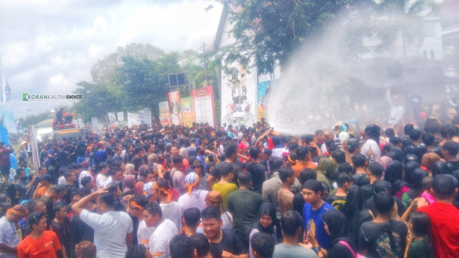 Tradisi Belimbur yang antusias diikuti oleh ribuan masyarakat di depan Museum Mulawarman Tenggarong pada Minggu (2/10/2022). (Foto: Handayan/Korankaltim.com)
