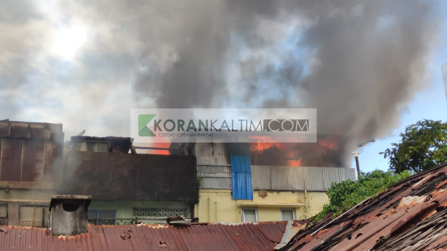 Petugas pemadam kembaran saat melakukan pemadaman api di lokasi kejadian kebakaran (Yudi Hadi/korankaltim)