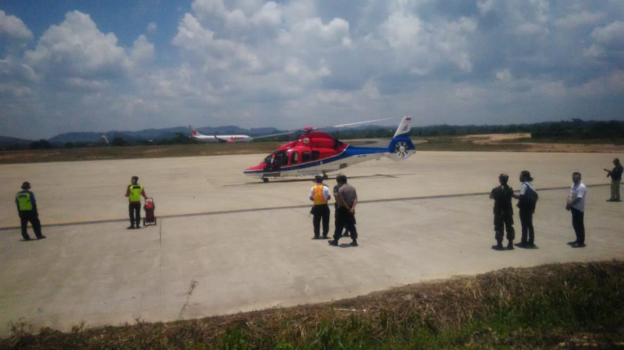 Helikopter jenis EC 155 yang membawa rombongan Gubernur, Kapolda dan Pangdam meninjau titik panas Karhutla saat bertolak dari Bandara APT Pranoto Rabu (25/09/3019) siang. (Foto: Rusdi/KoranKaltimcom)