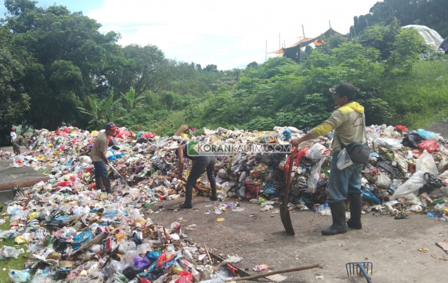 Tumpukkan sampah uang ada di pinggir jalan kawasan TPA Bekotok yang terpaksa diurai secara manual oleh pekerja walaupun alat berat yang rusak sudah diperbaiki. (Foto: Handayan/Korankaltim.com)