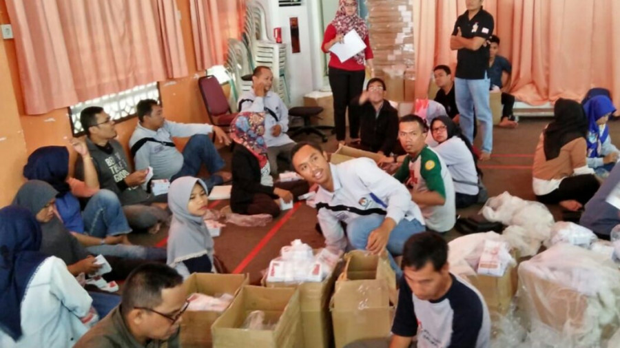 PPK, PPS dan staf KPU Balikpapan melakukan penyusunan surat suara berdasarkan jumlah DPT di setiap TPS. Surat suara itu ditambah 2,5 persen sebagai cadangan. (Hendra/Koran Kaltim)