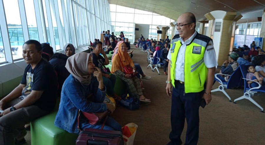 Kepala UPBU APT Pranoto Samarinda Dodi Dharma Cahyadi saat berbincang dengan penumpang yang hendak terbang ke Surabaya, di hari pertama pembukaan operasional APT Pranoto, Senin (16/12/2019) siang. (Foto: Rusdi/Koran Kaltim)