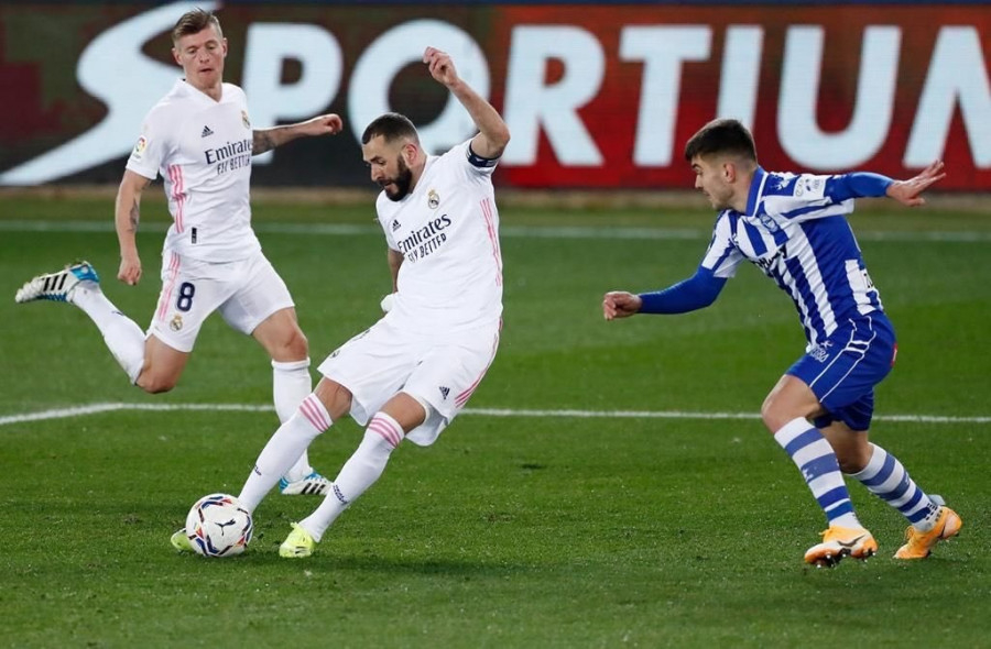 Aksi Karim Benzema (tengah) saat Real Madrid menghadapi Alaves. (Foto: dailymail)