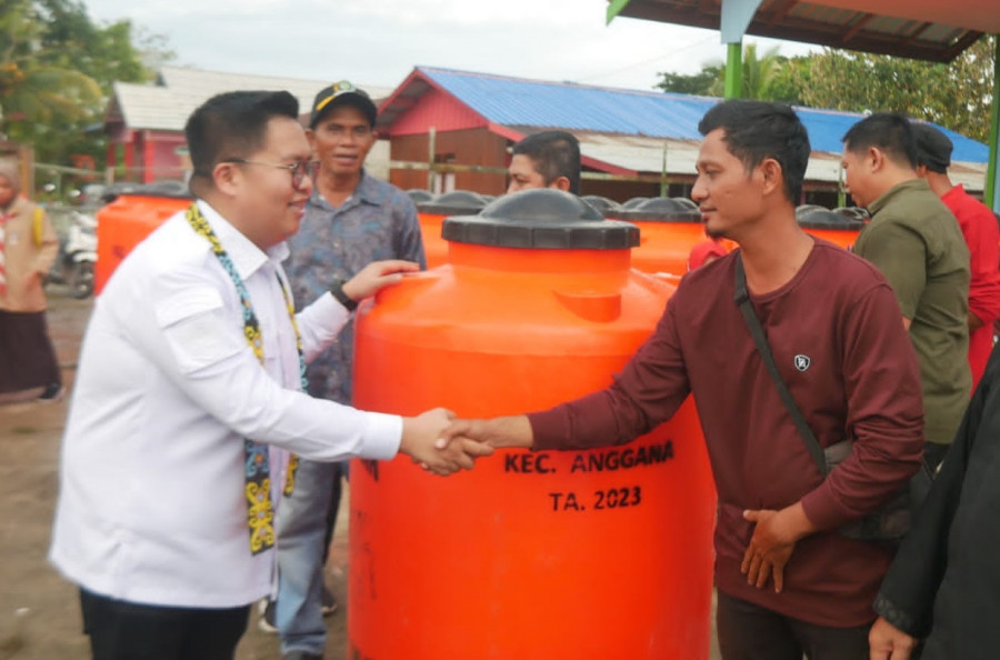 Wakil Bupati Kukar, Rendi Solihin serahkan bantuan tandon kepada masyarakat di muara badak. (Foto: Istimewa)