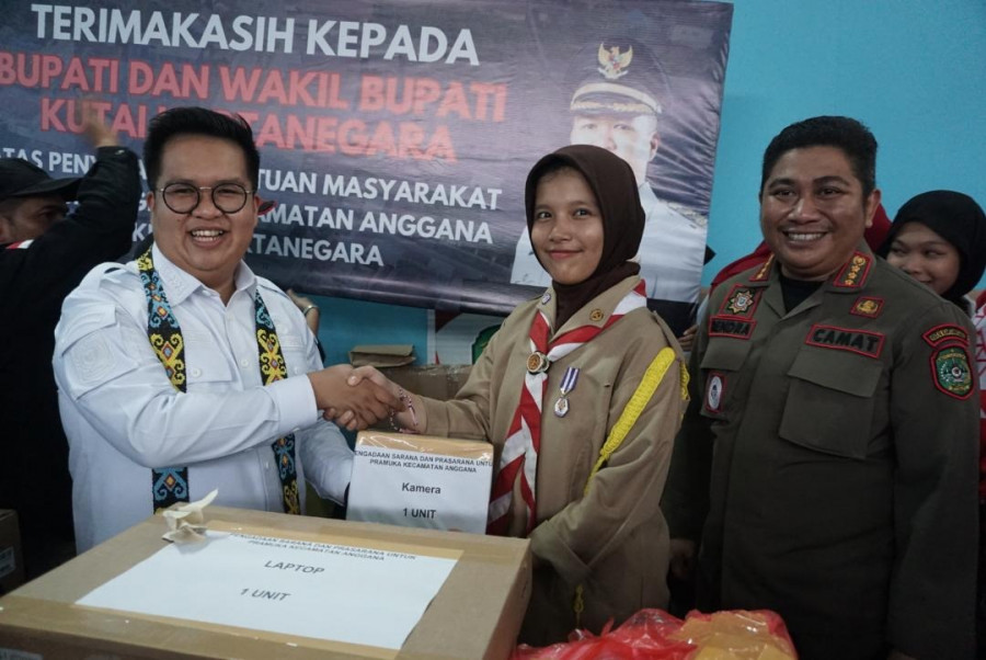 Wabup Rendi Solihin menyerahkan bantuan Kukar Idaman di Anggana. (Foto: Prokom)