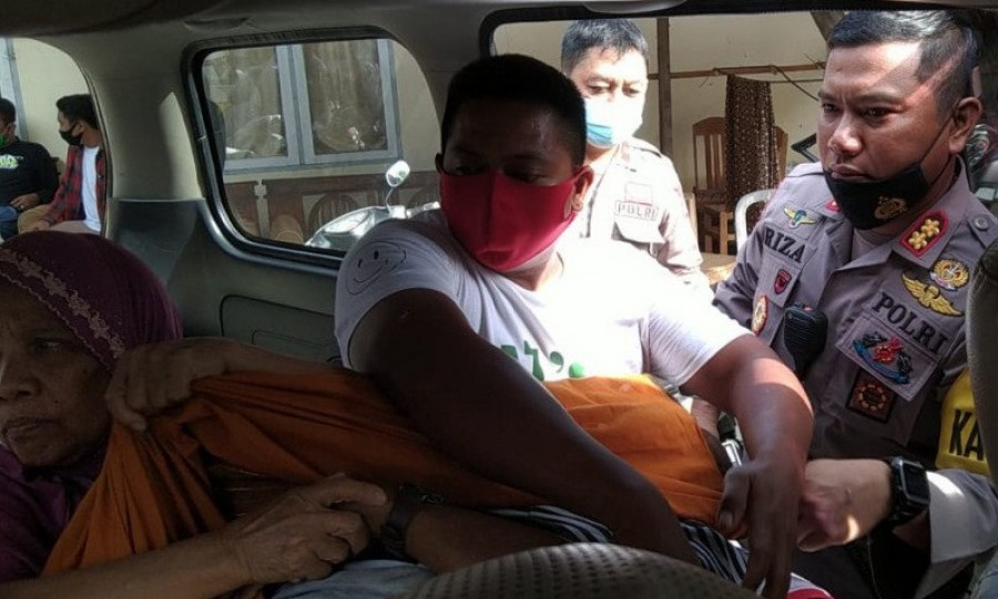 Jenazah Musdin saat dibawa ke rumah sakit sesaat setelah dinyatakan meninggal dunia. (Foto: antaranews.com)