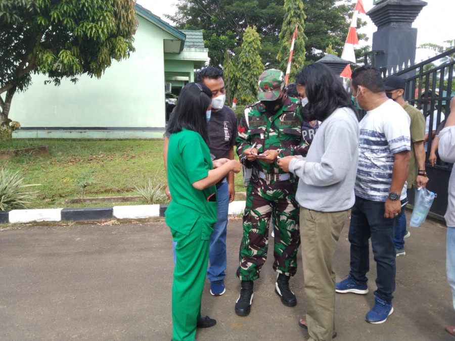 Antrian masyarakat untuk mengikuti Vaksin Merdeka di Kodim 0912/KBR dalam rangka HUT RI ke 76 dan mendukung percepatan vaksinasi. (Handayan/korankaltim.com)