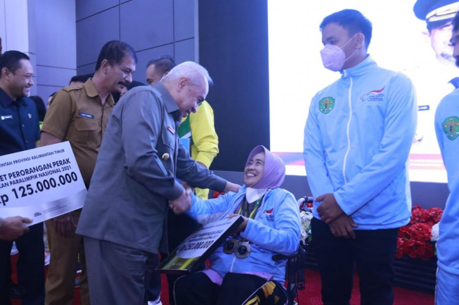 Gubernur Kaltim, Isran Noor serahkan bonus bagi olahragawan Kaltim di PON XX dan Peparnas XVI di Papua. (Foto: Istimewa)