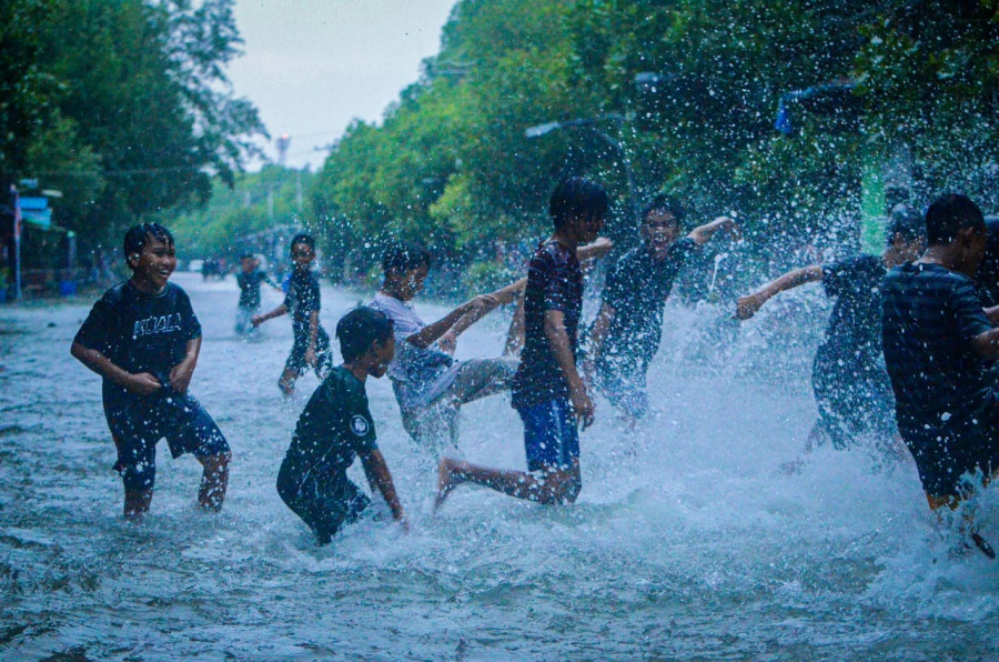 Warga Bontang Kuala Bermain di Tengah Banjir Rob (Foto: Istimewa/Yayuk)
