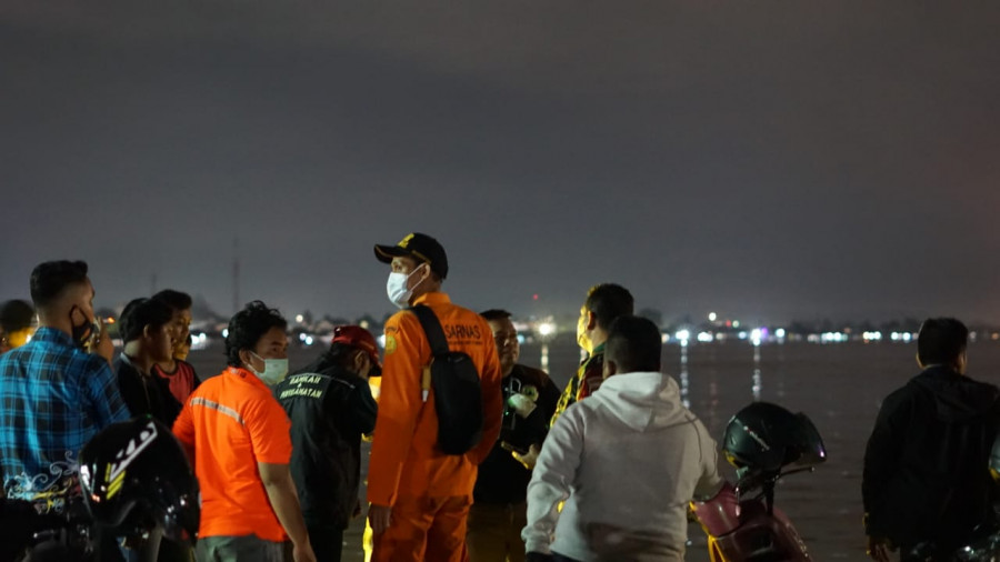 Tim SAR gabungan saat melakukan pemantauan di Pelabuhan Samarinda, lokasi orang menceburkan diri ke sungai bersama motornya Jumat (26/11/2021) hari ini.(foto:Nancy/korankaltim.com)