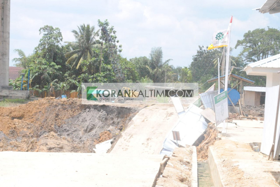 Abrasi tanah di pinggiran Sungai Mahakam sisi Kecamatan Palaran (permata/kk)