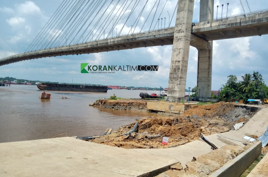 Titik abrasi tanah pada jembatan Mahkota II (Foto: Claudius Vico/Korankaltim.com)