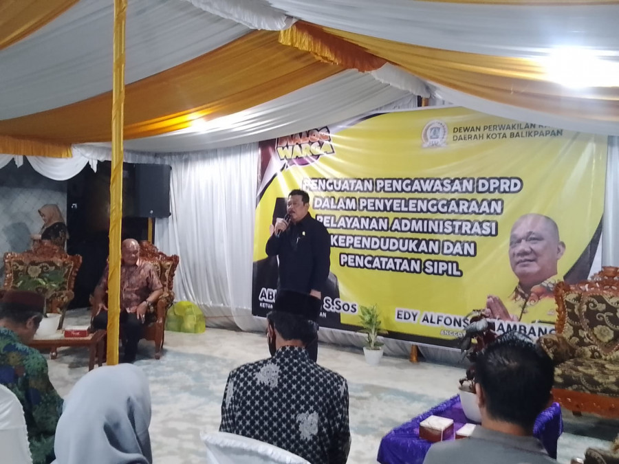 DPRD Balikpapan menggelar dialog bersama warga terkait penguatan pengawasan penyelanggaraan pelayanan administrasi kependudukan dan pencatatan sipil, di Kelurahan Sungai Nangka, Rabu (26/7/2023) malam. (Laeko-KoranKaltim)