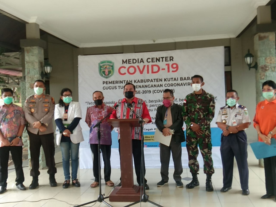 Bupati Kubar, FX Yapan saat gelar konferensi pers penanganan Covid-19 di rumah jabatan Bupati Kubar. (handayan/korankaltim.com)