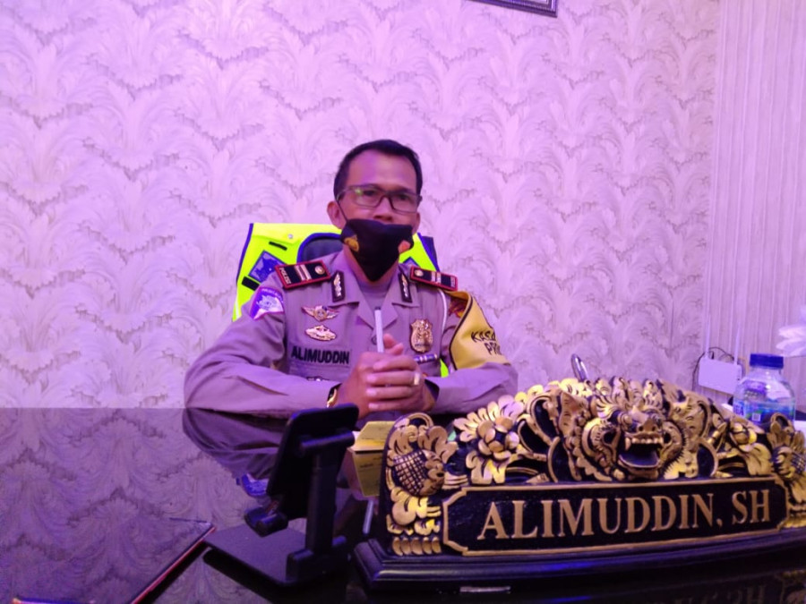 Kasat Lantas Polres Kubar, Iptu Alimuddin saat berada diruangannya. (Handayan/korankaltim.com)
