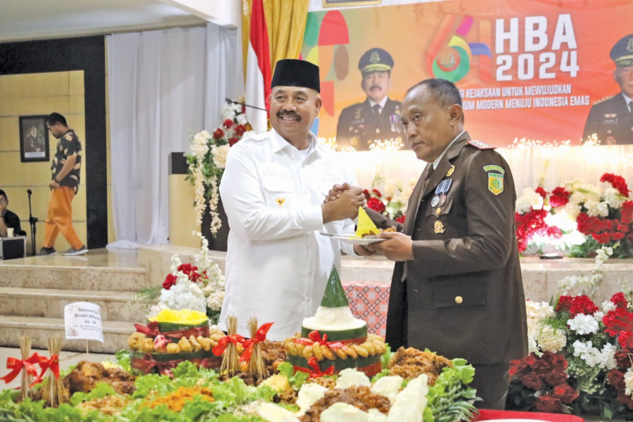 Bupati saat menyerahkan tumpeng kepada Kajari. (prokom)