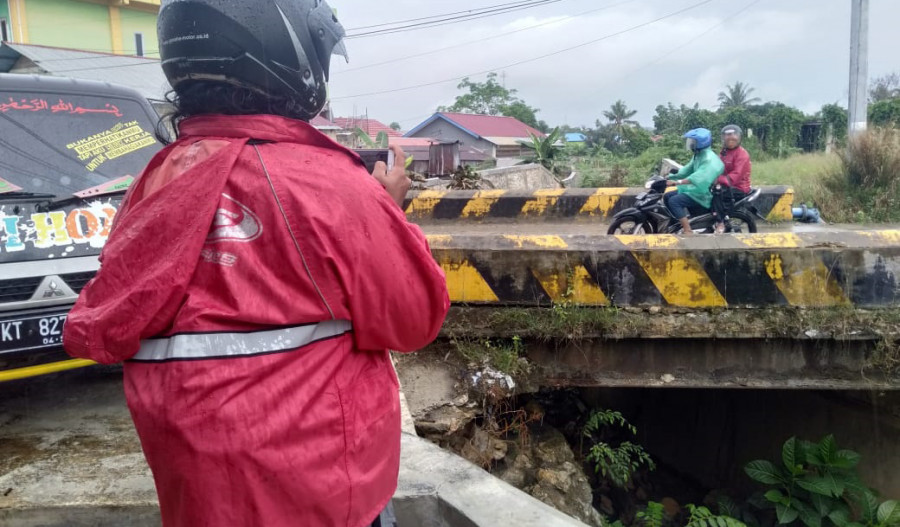 Kondisi Jembatan Jalan Pontianak Semakin Memperihatinkan (Foto: Romi Ali Darmawan/korankaltim)