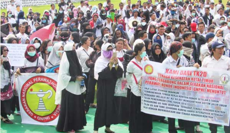 aksi demo yang dilakukan forum TK2d di halaman Kantor Bupati