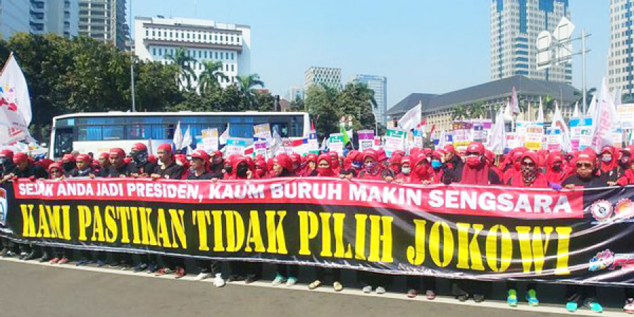 PENOLAKAN : Kelompok buruh yang tergabung dalam FSPASI (Federasi serikat pekerja aneka sektor Indonesia) menyuarakan penolakan untuk kembali memilih Joko Widodo dalam pemilihan presiden 2019 mendatang.