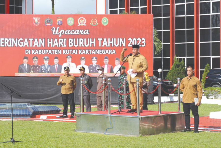 Bupati Edi pimpin upacara hari buruh di Kukar. (Foto: prokom)