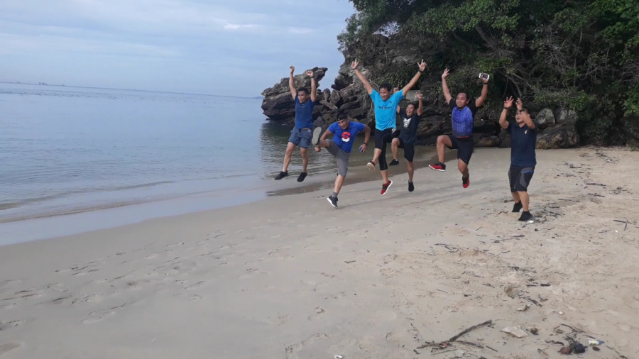 Sandiaga Salahuddin Uno berolahraga di Pantai Kilang Mandiri Balikpapan ( Foto: Yudi / korankaltim.com)